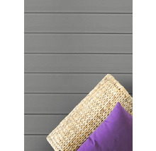 Terrassendielen aus Holzverbundwerkstoff mit Kissen und Korb