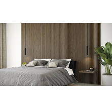 Schlafzimmer mit Akustikpaneelen an der Wand und hängenden Lampen