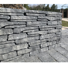 Mauer aus Natursteinen im Außenbereich