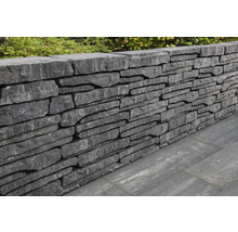 Steinmauer im Garten mit natürlicher Optik und unregelmäßigen Steinen