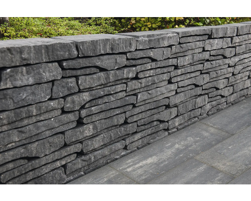 Steinmauer im Garten mit natürlicher Optik und unregelmäßigen Steinen