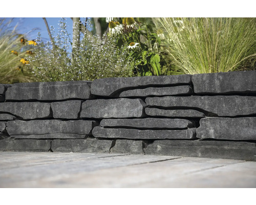 Natursteinmauer mit Bepflanzung im Garten