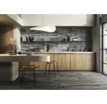 Moderne Küche mit Holzboden, Holzküchenschränken und grau gefliester Rückwand