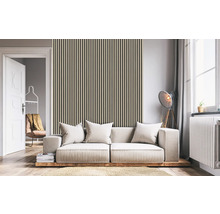 Wohnzimmer mit Sofa und Wandpaneelen