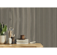 Holzwandpaneele mit vertikalen Leisten im Innenraum.