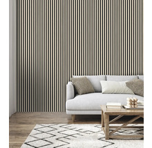 Wohnzimmer mit Lamellenwand, Sofa und Teppich