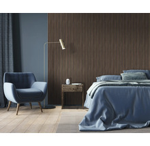 Schlafzimmer mit Bett, Sessel, Nachttisch und Wandpaneelen