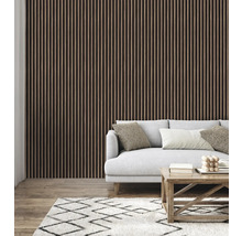 Wohnzimmer mit Holzpaneelwand, Sofa und Teppich