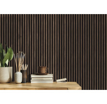 Holzpaneele als Wandverkleidung im Innenraum mit Schreibtischdekoration.