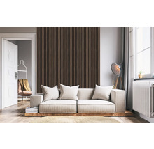 Wohnzimmer mit Holzpaneelwand, Sofa, Stehlampe und offener Tür