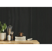 Dekorative Wandgestaltung mit Paneelen und Accessoires auf einem Holztisch.