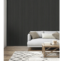 Wohnzimmer mit Wandpaneelen, Sofa, Teppich und Holztisch