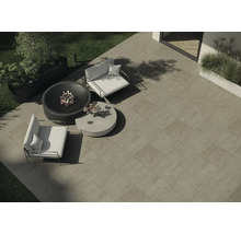 Terrasse mit Sitzbereich, Feuerstelle und Pflanzgefäßen