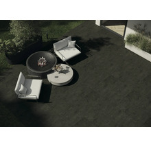 Terrasse mit Feuerstelle, Sesseln und Terrassenplatten