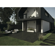 Modernes Haus mit Terrasse, Gartenmöbeln und Beleuchtung