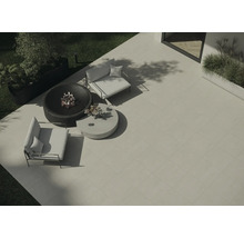 Draufsicht einer Gartenszene mit quadratischen Terrassenplatten, Feuerstelle, zwei Sesseln und einem runden Tisch