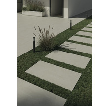 Gartenweg mit Betonplatten auf Rasen und Außenleuchten