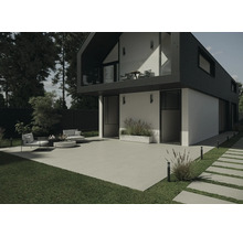 Moderne Hausfassade mit Terrasse, Gartenmöbeln und Rasenflächen