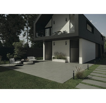 Modernes Haus mit Terrasse, Gartenmöbeln und Rasenflächen