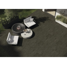 Terrasse mit Bodenfliesen, Feuerstelle und Sitzgelegenheiten im Freien