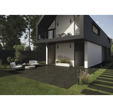 Modernes Haus mit Terrasse, Gartenmöbeln und Rasenfläche