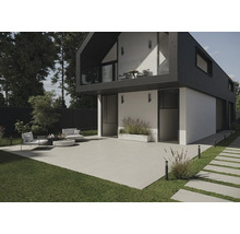 Modernes Haus mit Terrasse, Gartenmöbeln und Rasenflächen