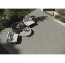 Garten mit Steinfliesen, Feuerstelle, Sesseln und Tisch