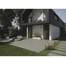 Moderne Hausfassade mit Terrasse, Gartenmöbeln und Rasenfläche