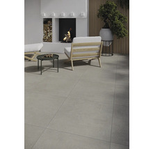 Wohnraum mit modernem Kamin, Sitzgelegenheiten und Bodenfliesen