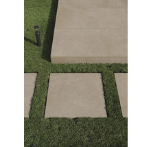 Quadratische Gartenplatten verlegt im Rasen