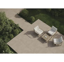 Garten mit Terrassenplatten, Sitzgruppe und Bepflanzung