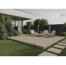 Terrasse mit Gartenmöbeln und modernem Haus im Hintergrund