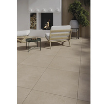 Heller Terrassenbereich mit Bodenfliesen, Sesseln und Kamin