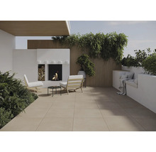 Terrasse mit Bodenfliesen, Kamin und Sitzbereich im Freien.