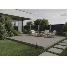 Terrasse mit Gartenmöbeln und Steinplatten in einem modernen Garten.