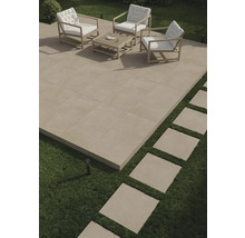 Terrasse mit Fliesen, Gartenmöbeln und Trittplatten im Rasen