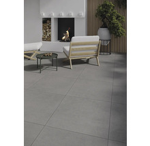 Heller Wohnraum mit Kamin, Sitzgelegenheiten und Bodenfliesen