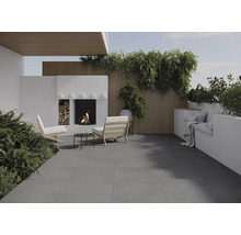 Terrasse mit grauen Fliesen, offenem Kamin und Holzlager