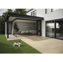 Moderne Terrasse mit Grill, Terrassenplatten und geöffneter Terrassentür zu einem Esszimmer.