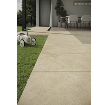 Terrassenplatten aus Stein auf einer Terrasse mit Rasenfläche und Spielzeugauto.