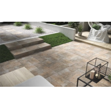 Terrasse mit Steinfliesen und Treppe im Gartenbereich