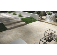 Terrasse mit Steintreppen und Pflanzen