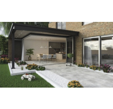 Terrasse mit Terrassenplatten, Gartenmöbeln, Grill und Pflanzen