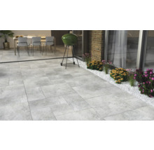 Terrasse mit Steinplatten, Grill und Sitzgruppe