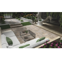 Gestalteter Garten mit Terrasse, Gartenmöbeln und dekorativen Elementen.