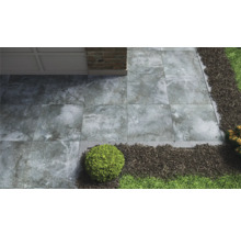 Garten mit grauen Terrassenplatten, Zierkies und Pflanzen