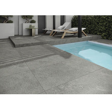 Außenbereich mit grauen Bodenfliesen, Pool und Liegestühlen