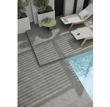 Terrasse mit grauen Steinplatten, Liegestühlen und Pool