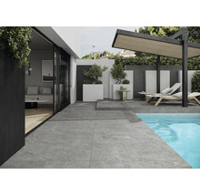 Außenbereich mit grauen Fliesen, Pool, Liegestühlen und Pergola