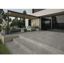 Terrasse mit Fliesen, Pergola und Sitzgruppe